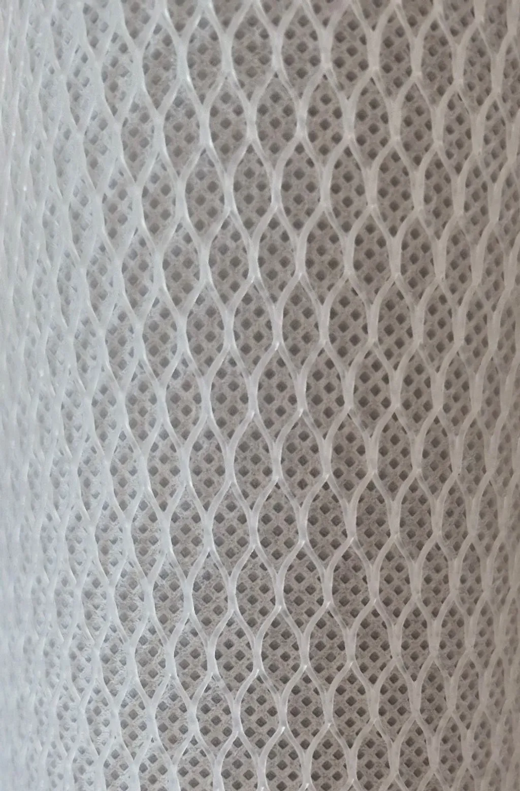 Nahaufnahme der Netzhülle einer Aktivkohlefilterkerze